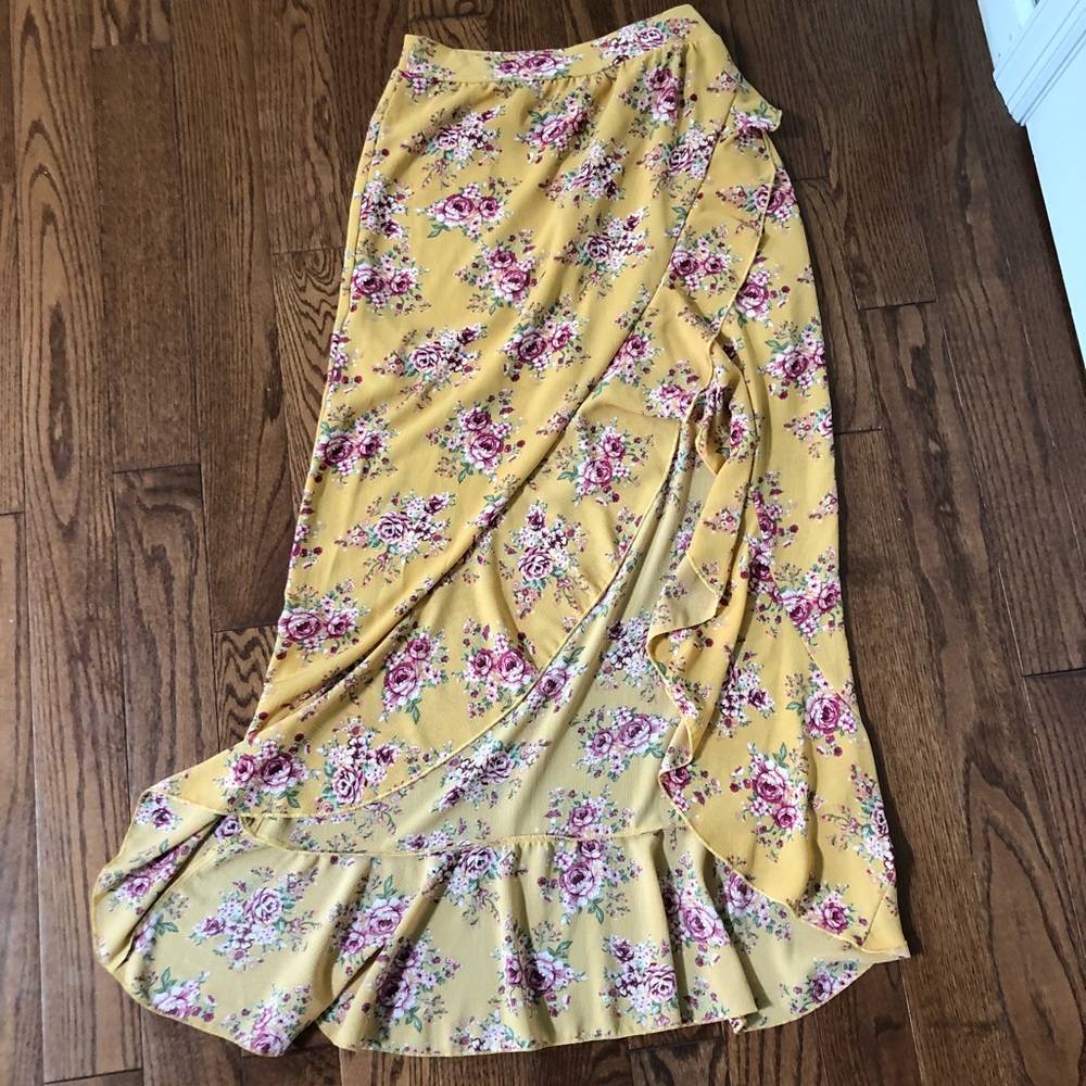 Pretty yellow and pink floral skirt 🌸